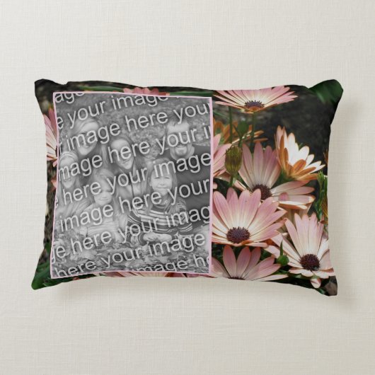 独自のピンクのアフリカの花のデイジー写真を作成 アクセントクッション (裏面)