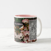 独自のピンクのアフリカの花のデイジー写真を作成 ツートーンマグカップ (正面右)