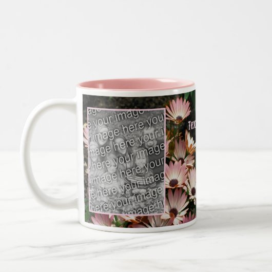 独自のピンクのアフリカの花のデイジー写真を作成 ツートーンマグカップ (左)