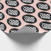 独自のピンクの繰り返しロゴの背景を作成する ラッピングペーパー (角)