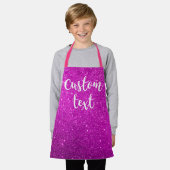 独自のピンク色のグリッターパーソナライズされた子 エプロン (着用した状態)