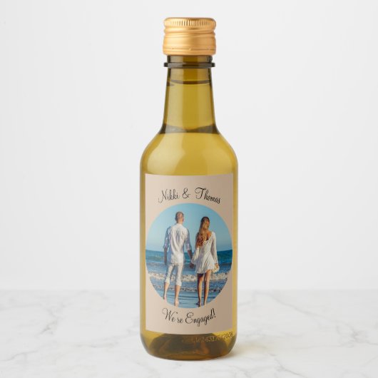 独自の写真を作成Beige婚約名カップル ワインラベル (正面)