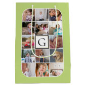 独自の写真コラージュ、モノグラムのライトグリーンを作成 ミディアムペーパーバッグ (裏面)