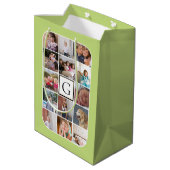 独自の写真コラージュ、モノグラムのライトグリーンを作成 ミディアムペーパーバッグ (裏面アングル)