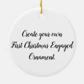 独自の初めてのクリスマス婚約したオーナメント セラミックオーナメント (裏面)