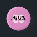 独自の名前をカスタムする番号のピンク 缶バッジ<br><div class="desc">独自の名前をカスタムする番号ボタンの作成自分の名前と番号をサッカー関連のボタンに追加しパーソナライズされたてガーリー、自分のための贈り物サッカーボールを作るか、家族や友人の間でサッカー選手の娘、孫娘、姪など。</div>