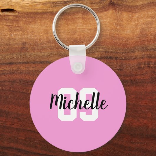 独自の名前をカスタムする番号ピンクサッカーを作成 キーホルダー (正面)