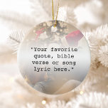 独自の引用文写真カスタムを作成パーソナライズされたする セラミックオーナメント<br><div class="desc">独自の引用文カスタムオーナメントを作成する。ミニマルなタイプライタータイポグラフィと写真パーソナライズされたの背景を特徴とする。クリスマスツリーお気に入りのの装飾のためのあなたの休日の歌の歌詞、季節の挨拶、バイブルの節やカスタム文字を単に入パーソナライズされた力しなさい。</div>