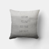 独自の引用文枕の水の色のデザイングレーを追加 クッション (裏面)