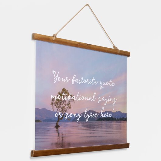 独自の引用文 吊り下げ型タペストリー (傾斜あり)