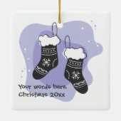 独自の紫色のストッキングクリスマスを作成 セラミックオーナメント (裏面)