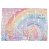 独自の虹のクリスマスツリーを作成 ラージペーパーバッグ (裏面)