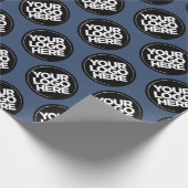 独自の青い繰り返しロゴの背景を作成する ラッピングペーパー (角)