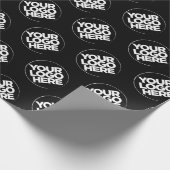 独自の黒い繰り返しロゴの背景を作成する ラッピングペーパー (角)