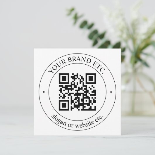 独自のQRコードのアップロードとカスタマイズ可能な文字 (スタンド正面)