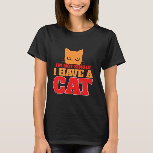 独身じゃない 猫のパパだから Tシャツ (正面)