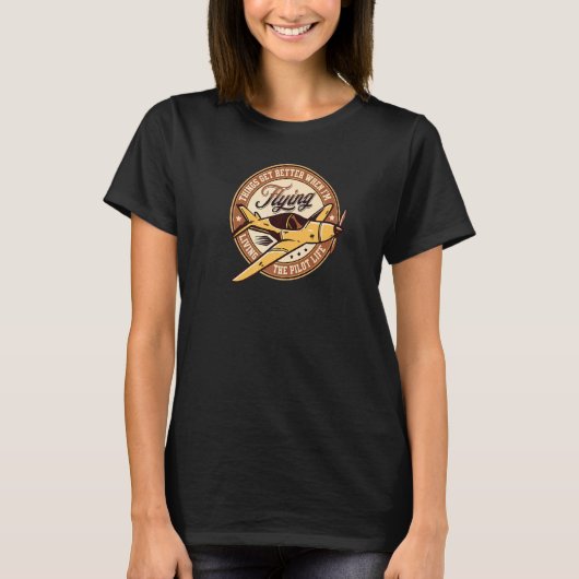 独身のアを飛びる飛行機の生まれパイロット Tシャツ (正面)
