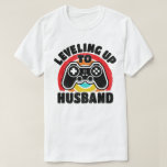 独身ゲーマーになるために夫の新郎までレベリング Tシャツ<br><div class="desc">結婚しおもしろいて将来の夫になるゲーマーのために「夫にレベリング」と言うゲーム婚約発表デザインになる新郎。</div>
