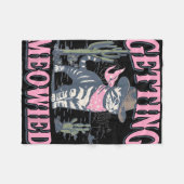 独身パーティーのカウガールが猫にキスしている フリースブランケット (正面(横))