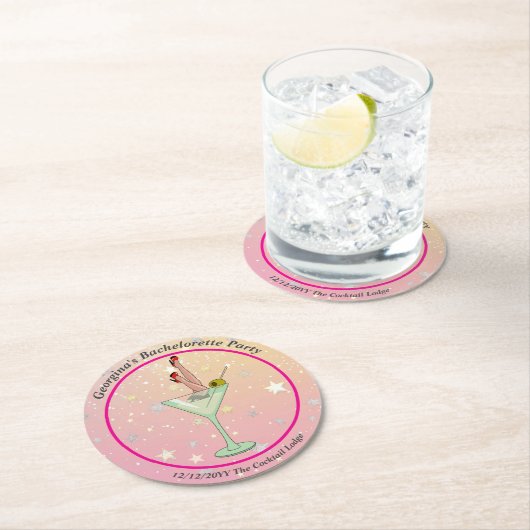 独身最後の夜のマティーニグラスを片手に立つ、スレンダーな美脚のハイヒール ラウンドペーパーコースター (インサイチュ)