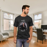 独身白黒写真男神話の伝説 Tシャツ<br><div class="desc">祝このTシャツとスタイルしてパーソナライズされた特別な日だ！クラシックの黒い背景と読はっきりした文字を搭載： "男、神話、伝説"。 彼のカスタマイズ名前と写真を加えお気に入りのてデザインを本当に作り出すユニーク。このTシャツは、伝説のバチュラーパーティお祝いのための完璧な贈り物であり、パーティーで着用したり、一日を思い出す記念として理想的</div>