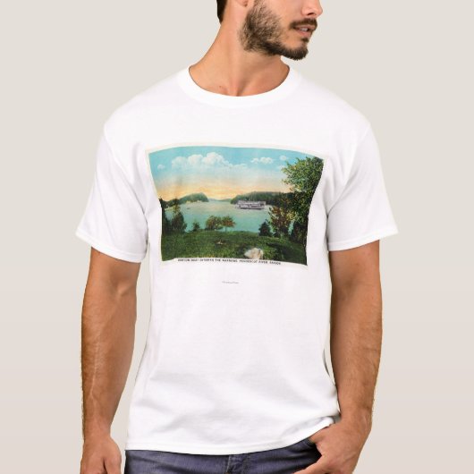 狭いところに入るボストンボートの眺め Tシャツ (正面)