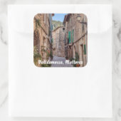 狭い通りでバールデモッサ村 – Mallorca スクエアシール (バッグ)