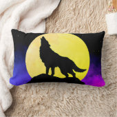 狼が月で吠える ランバークッション (ブランケット)