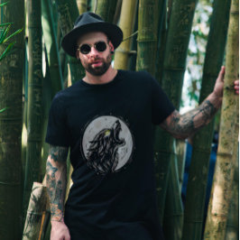 狼が月を見て吠える Tシャツ