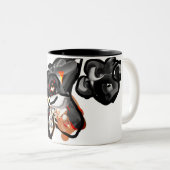 狼の足を空中に上げる ツートーンマグカップ (正面右)