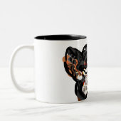 狼の足を空中に上げる ツートーンマグカップ (左)