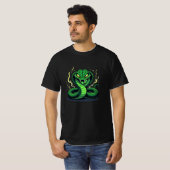 猛毒の蛇 - 危険と正確さ Tシャツ (正面フル)