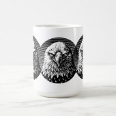 猛烈な怒り:ワシの力強い視線 コーヒーマグカップ (中央)