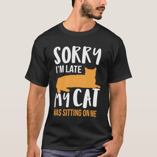 猫おもしろいがペットに座るのが遅くなってごめんなさい Tシャツ (正面)