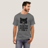 猫おもしろいが黙って判断してる Tシャツ (正面フル)