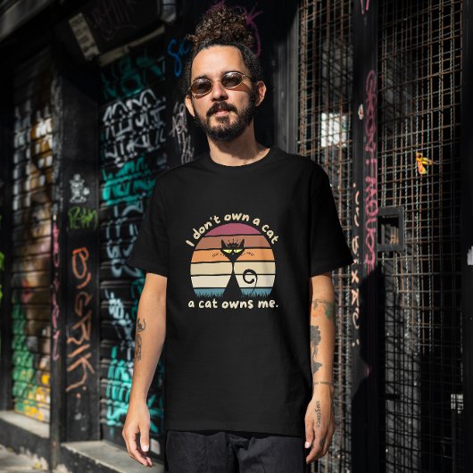 猫おもしろいの持ち主 Tシャツ