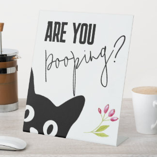 猫おもしろいは看板を垂れおもしろいている 台座サイン