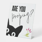 猫おもしろいは看板を垂れおもしろいている 台座サイン (正面)