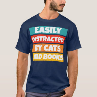 猫おもしろいやブーに気を取られる本好き Tシャツ