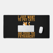 猫おもしろいを飼い家父長制Tシャツを潰す デスクマット (キーボード&マウス)