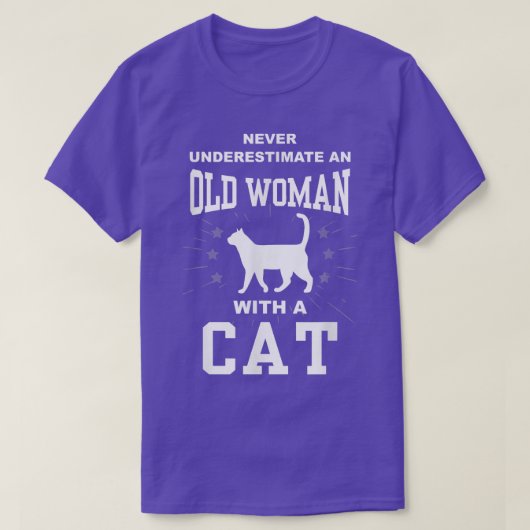 猫おもしろいを飼ったおばあさんを決して過小評価しない Tシャツ (デザイン正面)