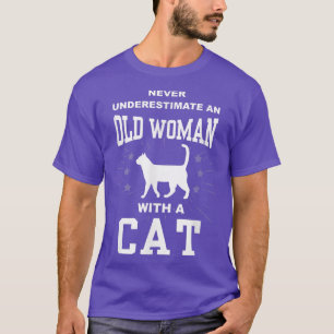 猫おもしろいを飼ったおばあさんを決して過小評価しない Tシャツ