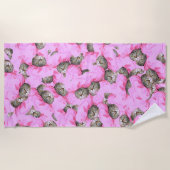 猫おもしろいピンク ビーチタオル (正面)