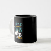 猫おもしろいユーモアの家は猫がいる場所 ツートーンマグカップ (正面左)