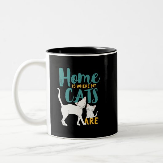 猫おもしろいユーモアの家は猫がいる場所 ツートーンマグカップ (左)