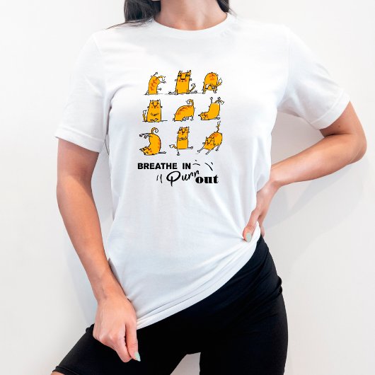 猫おもしろいヨガがTシャツを吸い込む Tシャツ