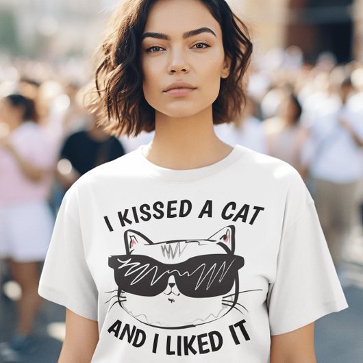 猫おもしろい好きでキスした Tシャツ
