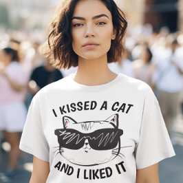 猫おもしろい好きでキスした Tシャツ
