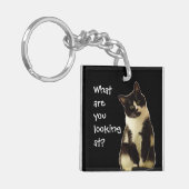 猫おもしろい「何を見てるんだ!」 キーホルダー (正面左)