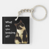 猫おもしろい「何を見てるんだ!」 キーホルダー (裏面)